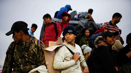 Agentes mexicanos descubren a 210 adultos y 119 niños centroamericanos hacinados en camiones de carga