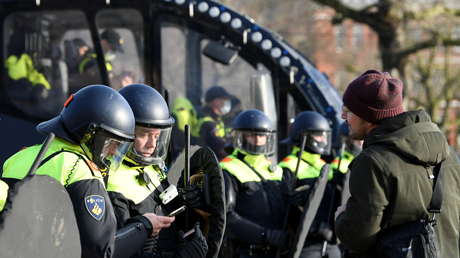 La Policía de Ámsterdam usa cañones de agua para dispersar una protesta contra las restricciones del coronavirus (VIDEOS)