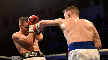 VIDEO: Un boxeador noquea con un golpe definitivo a un rival 'despistado' que le da la espalda (y en la Red culpan al árbitro)