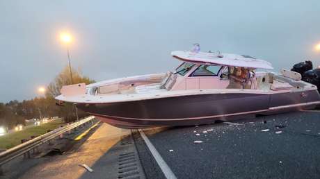 FOTOS: Un bote bloquea por horas una autopista en Florida al soltarse del remolque en el que lo transportaban
