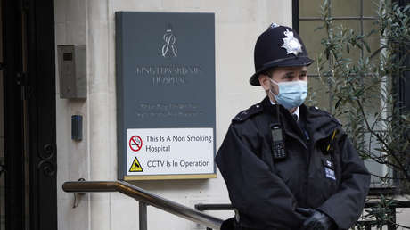 Captan cómo un policía británico golpea a un detenido mientras lo presiona con la rodilla cuando está en el suelo y acaba investigado