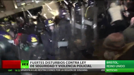 Protestas contra una ley de seguridad terminan con enfrentamientos con la Policía en Bristol