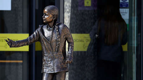 La instalación de una estatua de Greta Thunberg en una universidad de Reino Unido desata malestar entre los estudiantes