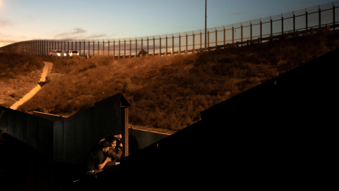 VIDEO: Traficantes dejan caer a dos niñas pequeñas desde una valla de cuatro metros de altura en la frontera entre EE.UU. y México
