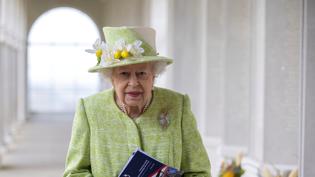 Isabel II bromea sobre Rusia en su primera aparición pública en cinco meses
