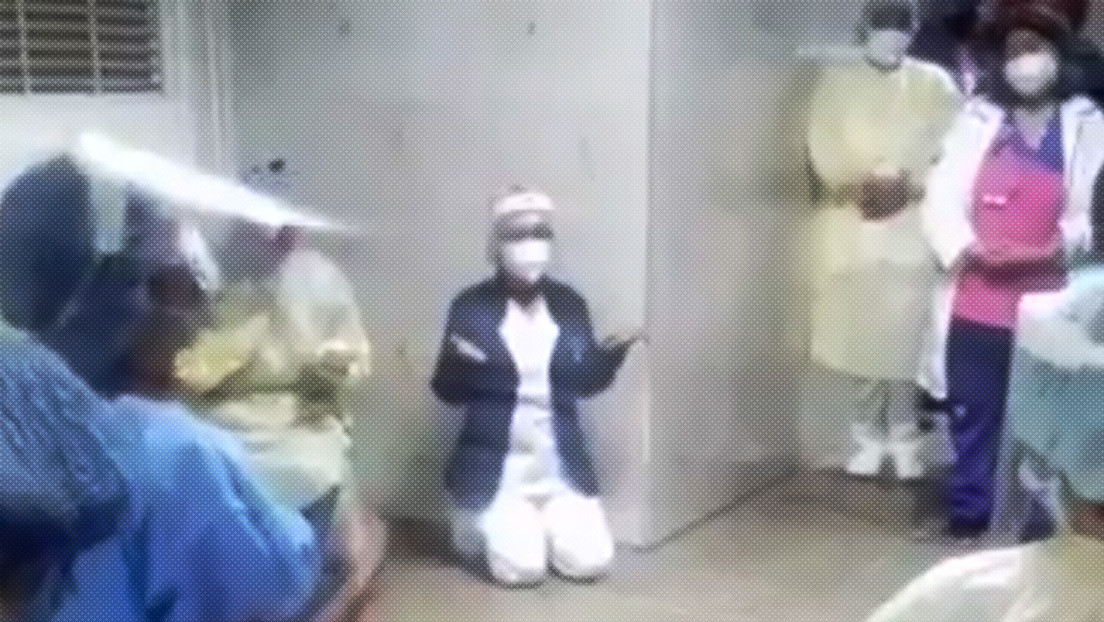 VIDEO: Personal médico de un hospital venezolano se arrodilla para rezar contra el covid-19