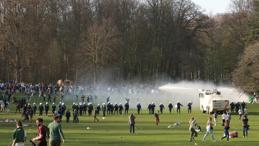 Una broma se sale de control: la policía belga usa cañones de agua y gases lacrimógenos para dispersar una 'fiesta' convertida en protesta