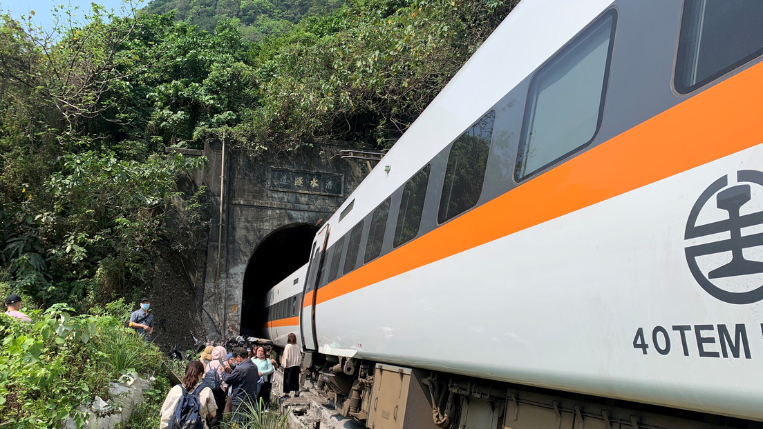 Decenas de muertos y heridos al descarrilarse un tren en un túnel en Taiwán (VIDEOS, FOTOS)