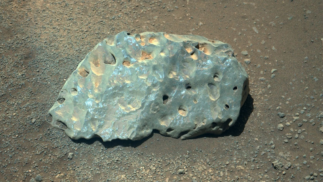 La NASA encuentra una "extraña" roca azulada en la superficie del planeta rojo