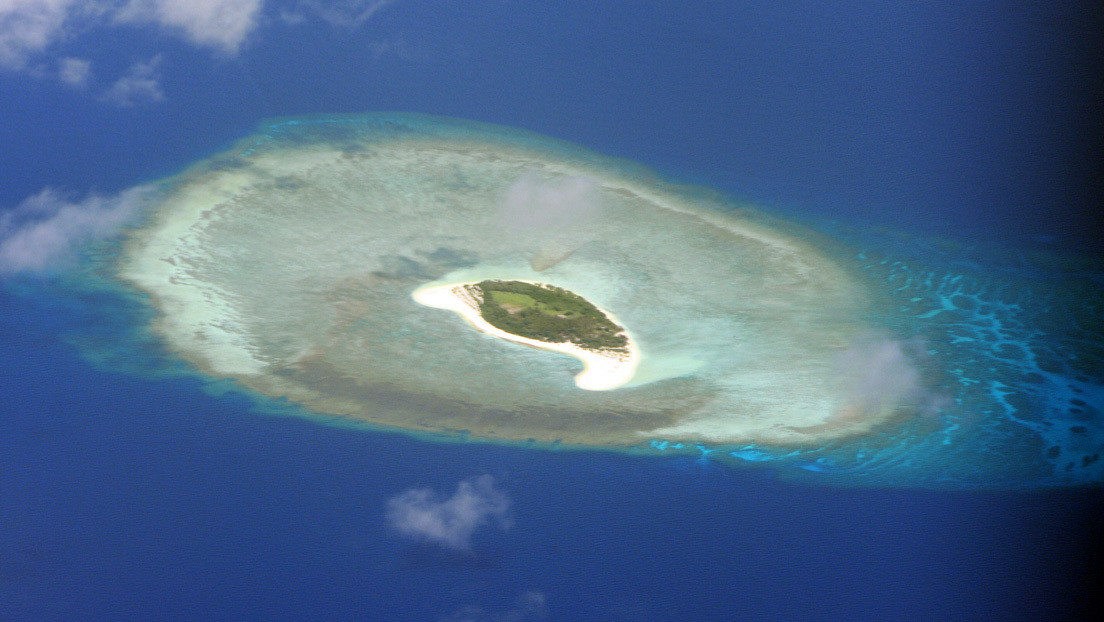 Filipinas graba a barcos chinos y detecta estructuras "ilegales" cerca de las disputadas islas Spratly (VIDEO)