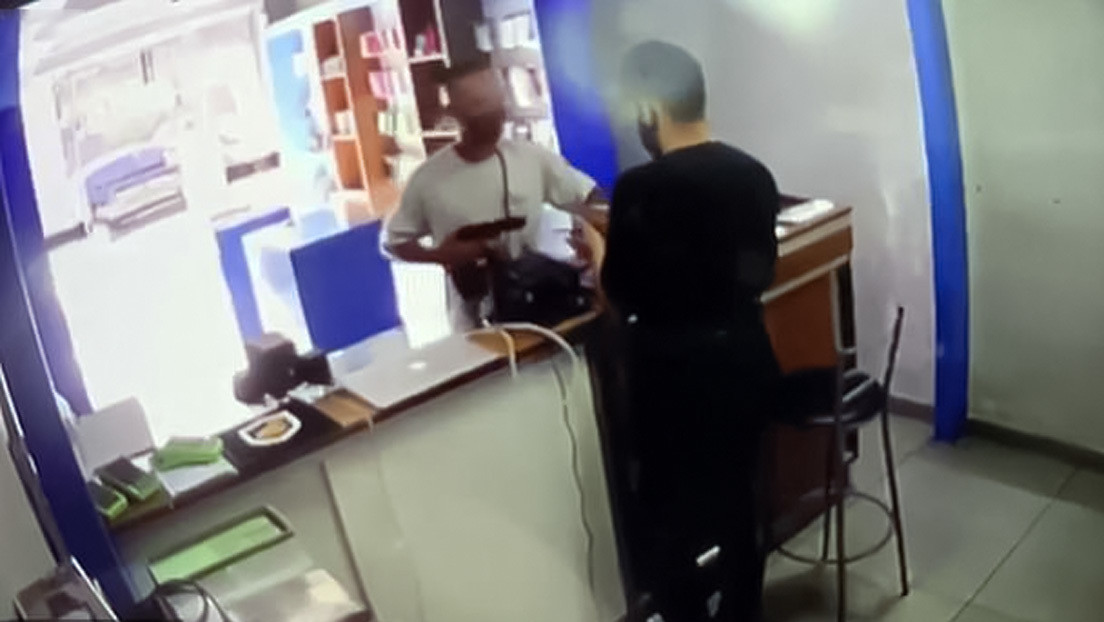 VIDEO: Roba una tienda a punta de pistola, pero el dueño le dispara por la espalda cuando se dispone a huir