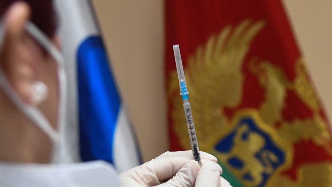 "Fiable, eficaz y segura": La ministra de Salud de Montenegro se vacuna contra el covid-19 con Sputnik V