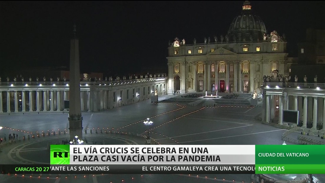 El Vía Crucis se celebra en una plaza casi vacía por la pandemia