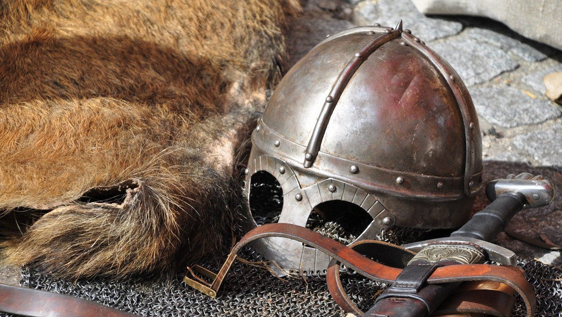 Hallan tumbas de guerreros de la Edad de Hierro en Suecia, cuyos restos reposan sobre cojines rellenos de plumas