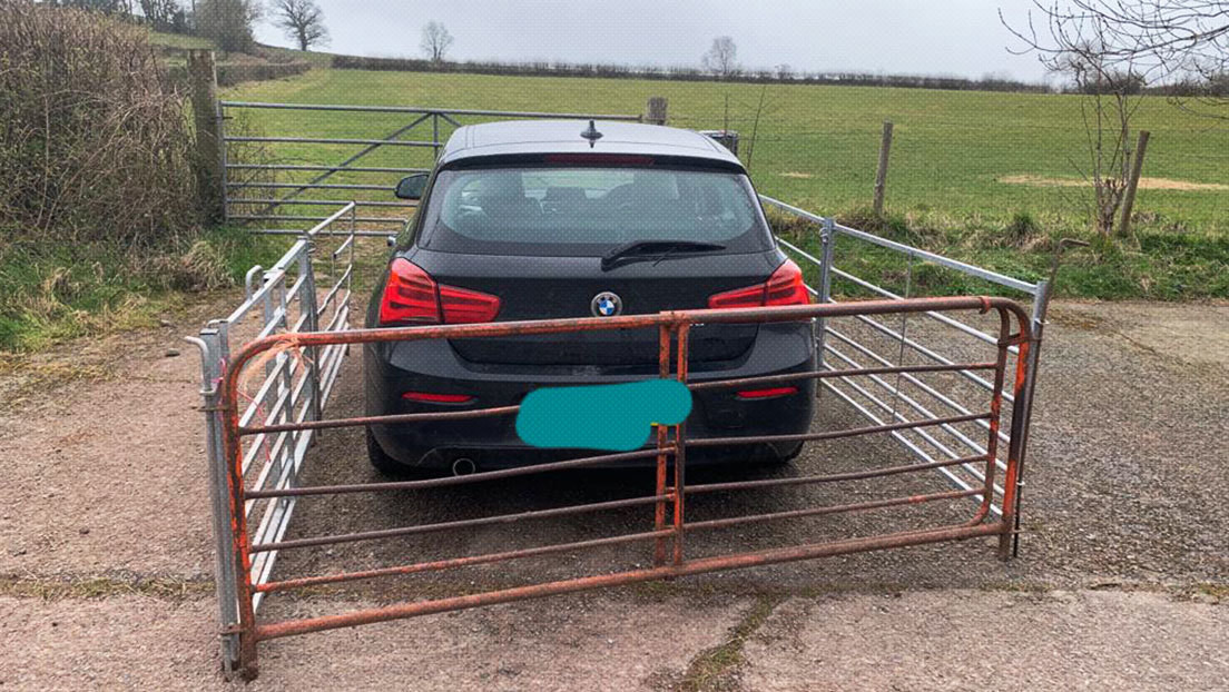 Un granjero monta una valla de metal para cercar un BMW aparcado en un lugar inapropiado (FOTO)