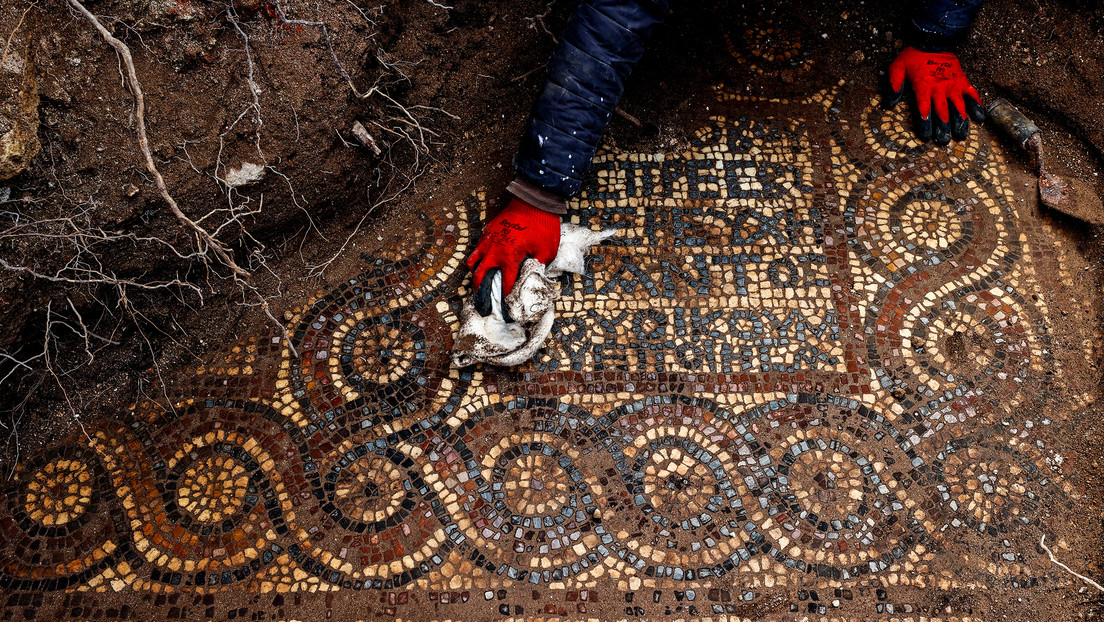 Encuentran un antiguo monasterio romano y un raro mosaico de 1.500 años durante una excavación ilegal en Turquía