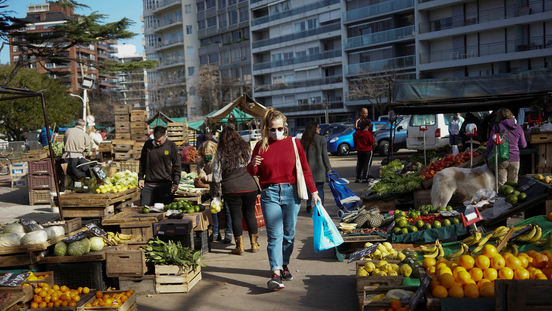 El país latinoamericano que deja de ser 'modelo' frente a la pandemia y ahora lidera los contagios mundiales por cada millón de habitantes