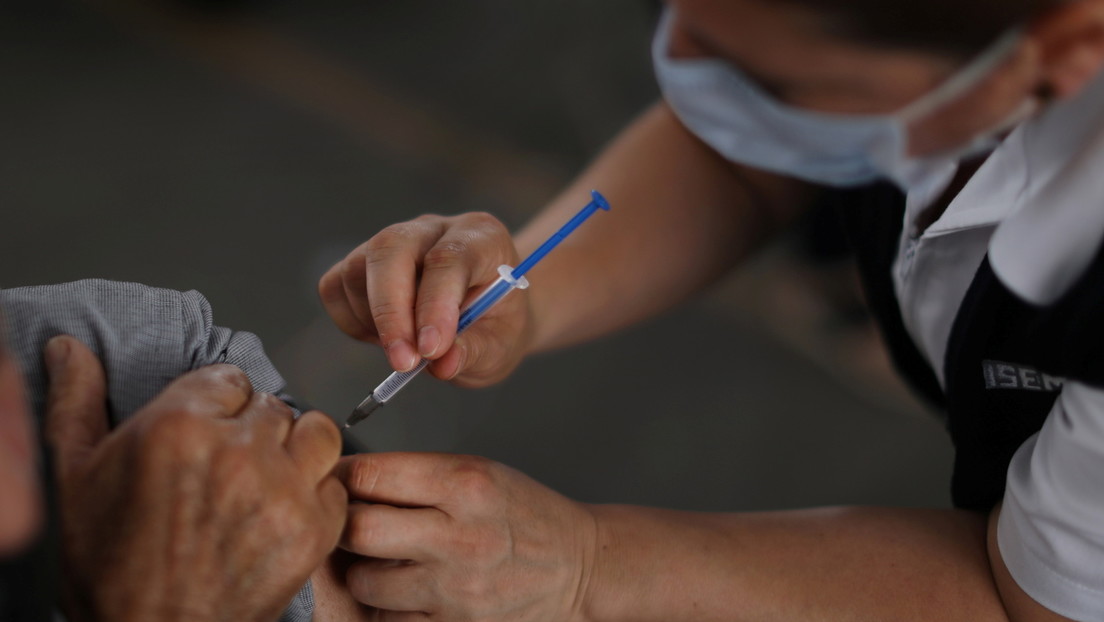Despiden a un funcionario mexicano que se vacunó contra el covid-19 con la excusa de que había un "excedente" de dosis en un hospital