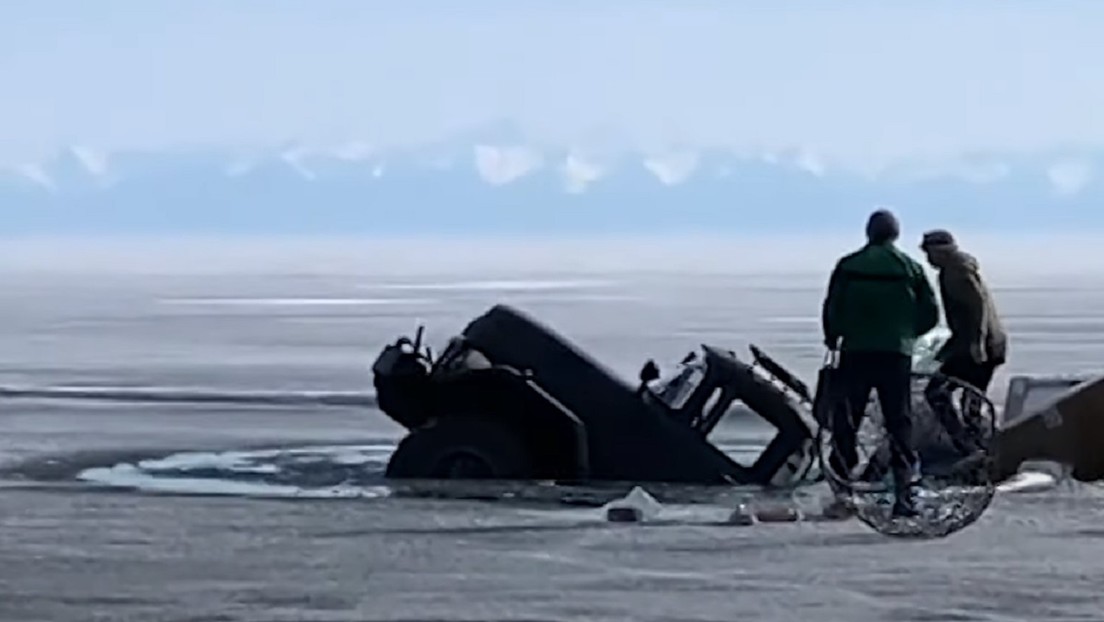VIDEO: Captan el momento en que un camión se hunde bajo el hielo del lago Baikal
