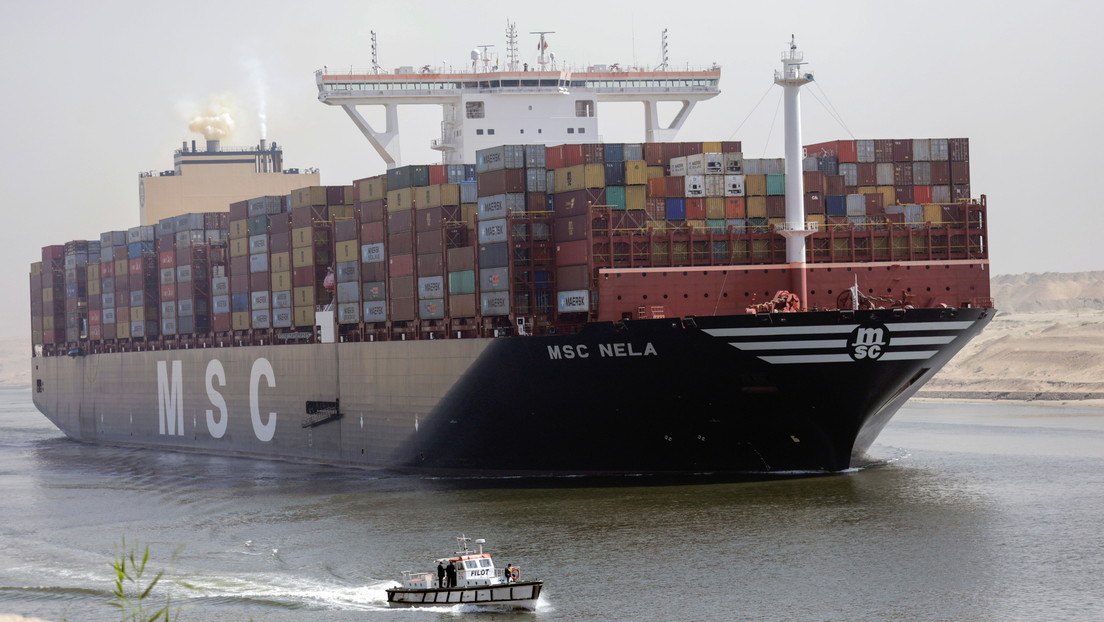 Un barco petrolero con problemas técnicos vuelve a ralentizar el tráfico por el canal de Suez