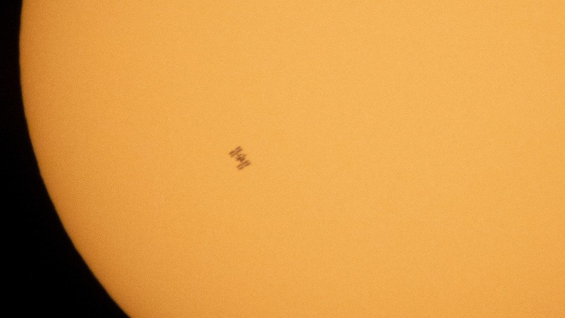 FOTO: Un aficionado a la fotografía espacial inmortaliza el vuelo de la EEI con el Sol de fondo
