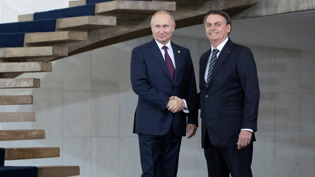 Bolsonaro llama a Putin para tratar la compra y producción de la vacuna Sputnik V en Brasil