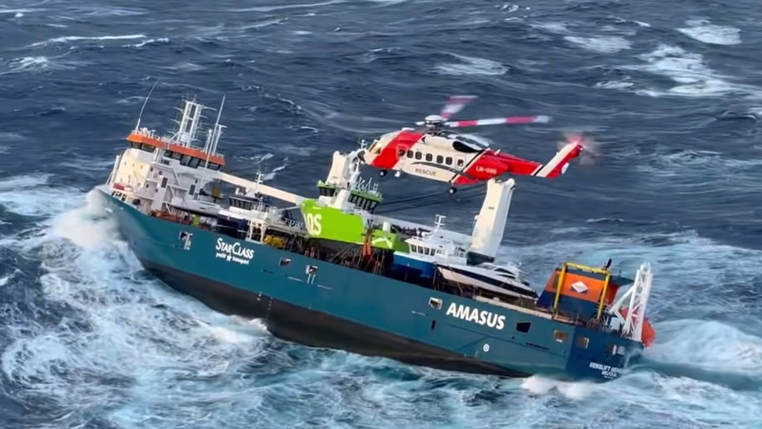 VIDEO: Un tripulante del buque que quedó a la deriva frente a Noruega salta al agua mientras el barco tambalea por las fuertes olas