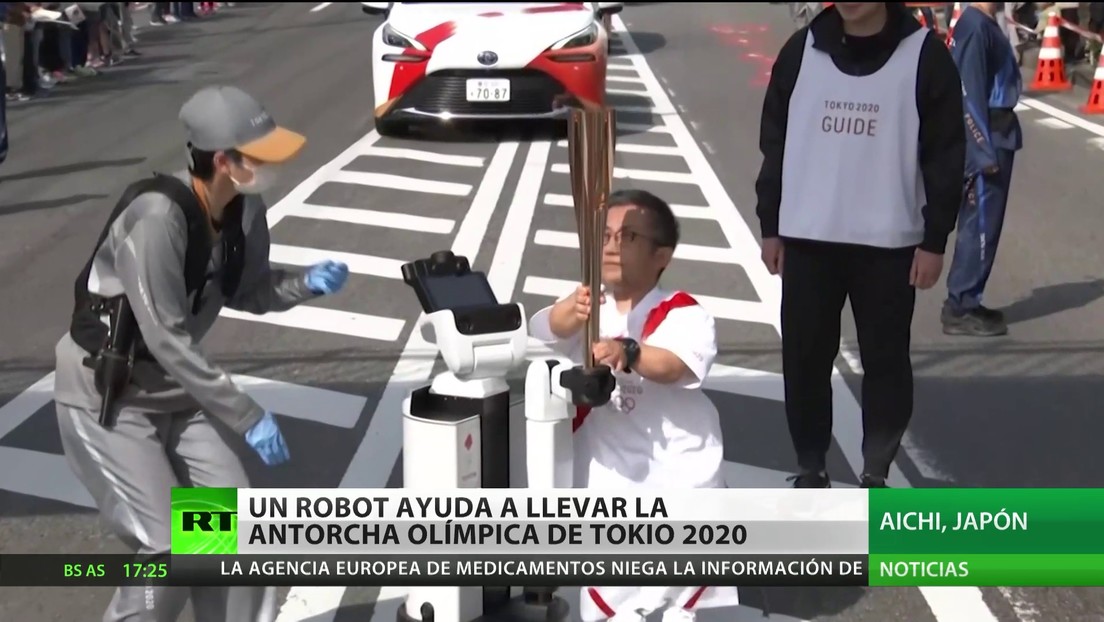 Un robot ayuda a llevar la Antorcha Olímpica de Tokio 2020