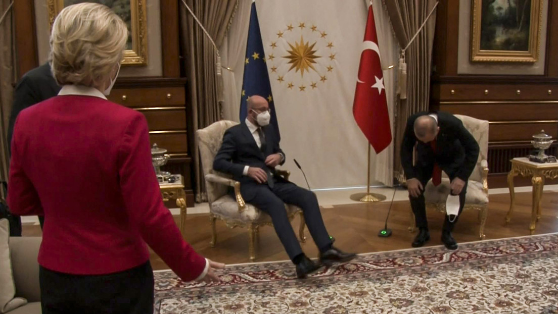 VIDEO: Ursula von der Leyen se queda sin silla en una reunión con Erdogan