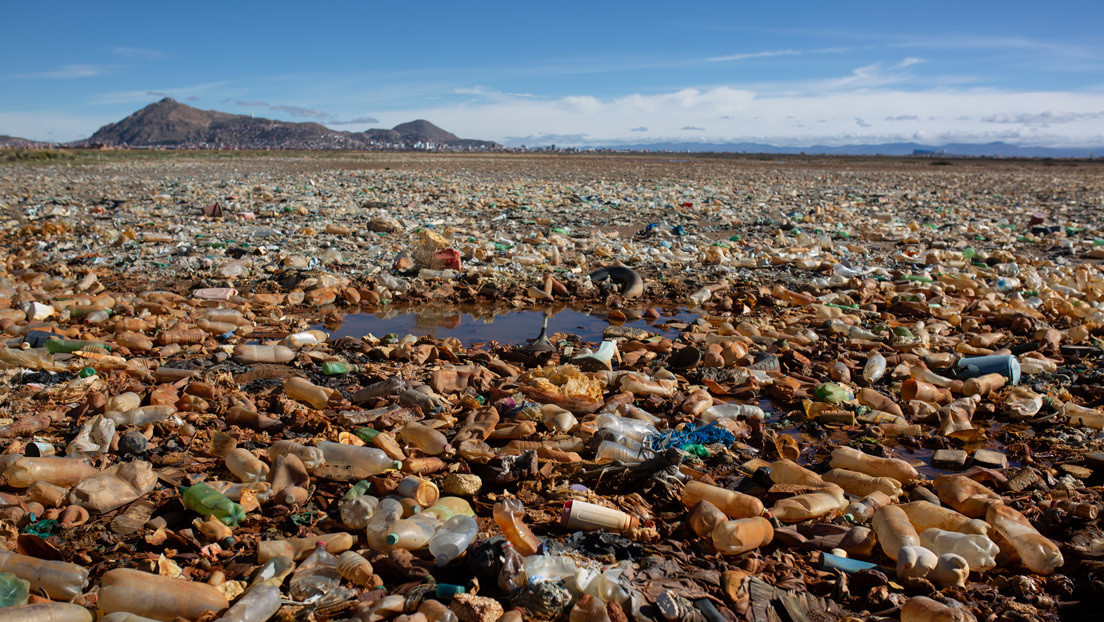 Toneladas de plástico en los Andes: un ecologista francés llega a Bolivia para convocar una campaña de limpieza del lago Uru Uru