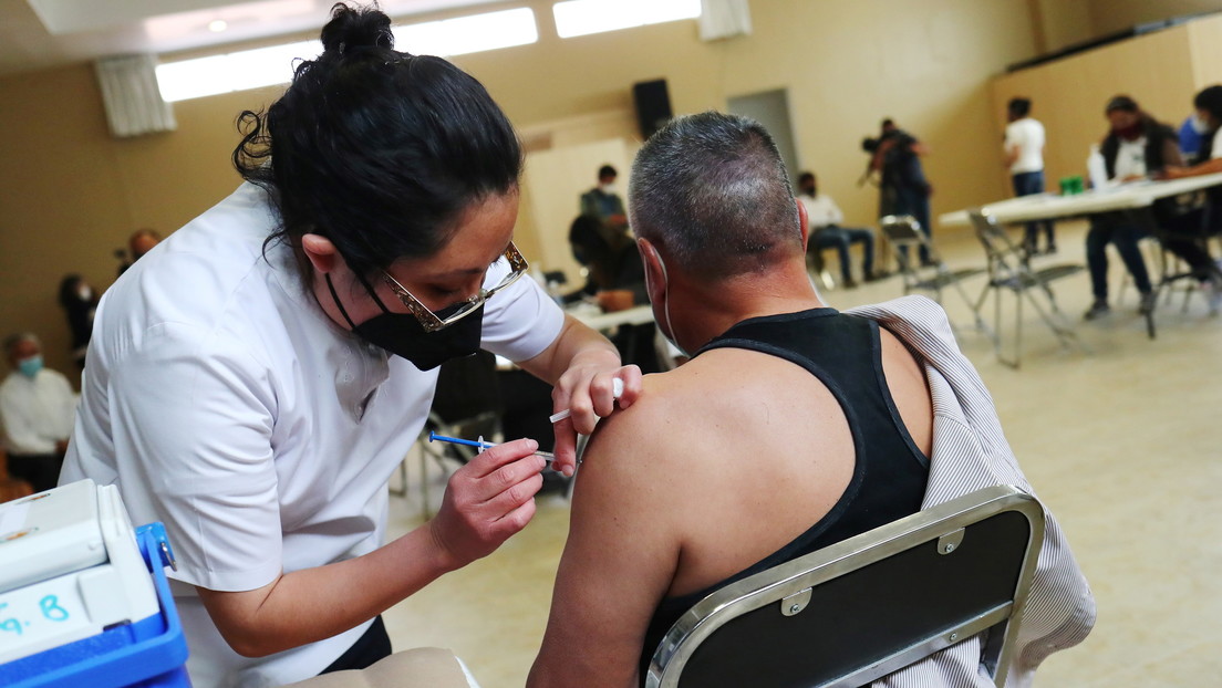 Dos hombres se disfrazan de ancianos para vacunarse en México, pero terminan en prisión luego de ser descubiertos