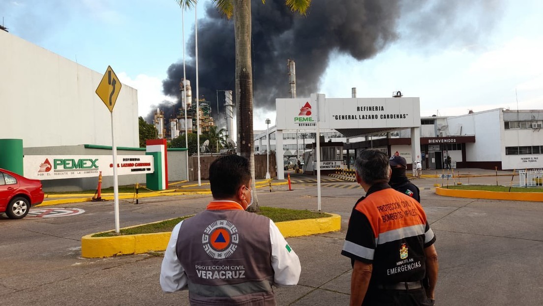 VIDEOS: Se registran explosiones y un fuerte incendio en una refinería de Petróleos Mexicanos en el estado de Veracruz