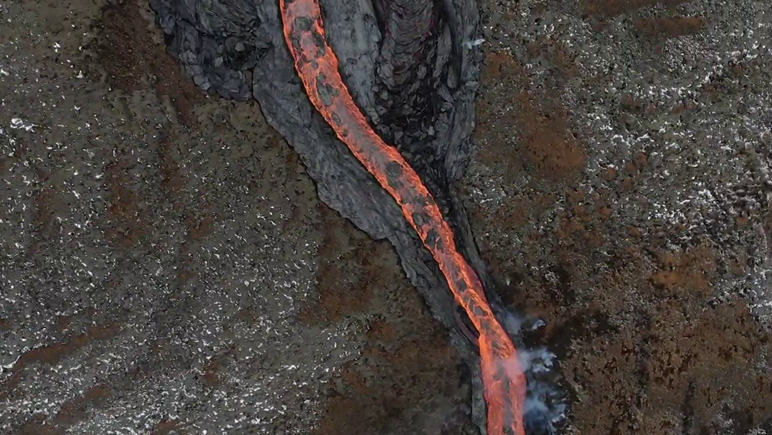 VIDEO: Imágenes aéreas muestran la lava que fluye desde una nueva fisura volcánica en Islandia