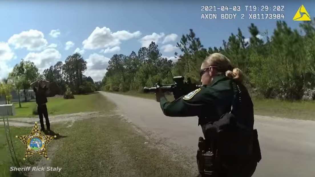 Un video muestra cómo la Policía de Florida salva a una mujer de un novio armado que amenazaba con matarla