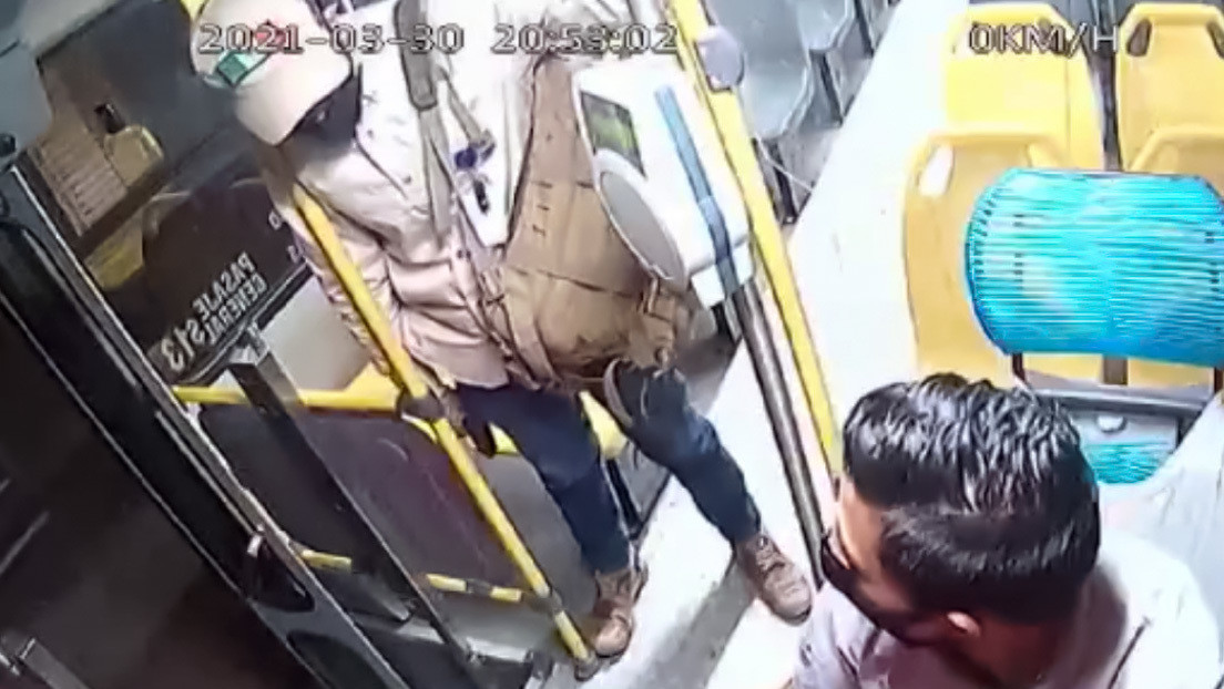 VIDEO: Asalta a punta de pistola al chofer de un autobús pero acaba lanzado por la puerta