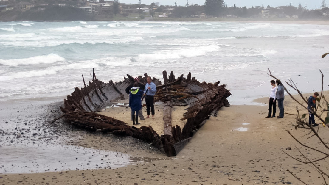 Las lluvias dejan al descubierto un barco del siglo XIX enterrado en las arenas de la costa australiana