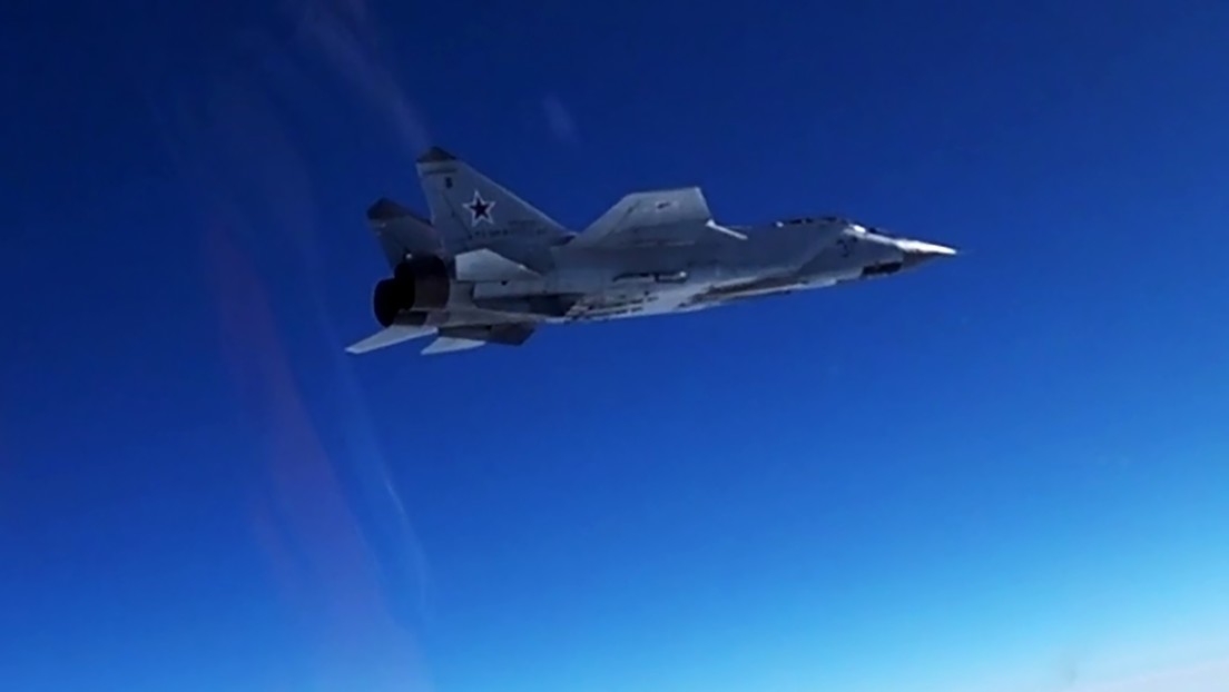 VIDEO: Un caza MiG-31 ruso escolta un avión de reconocimiento estadounidense sobre el océano Pacífico
