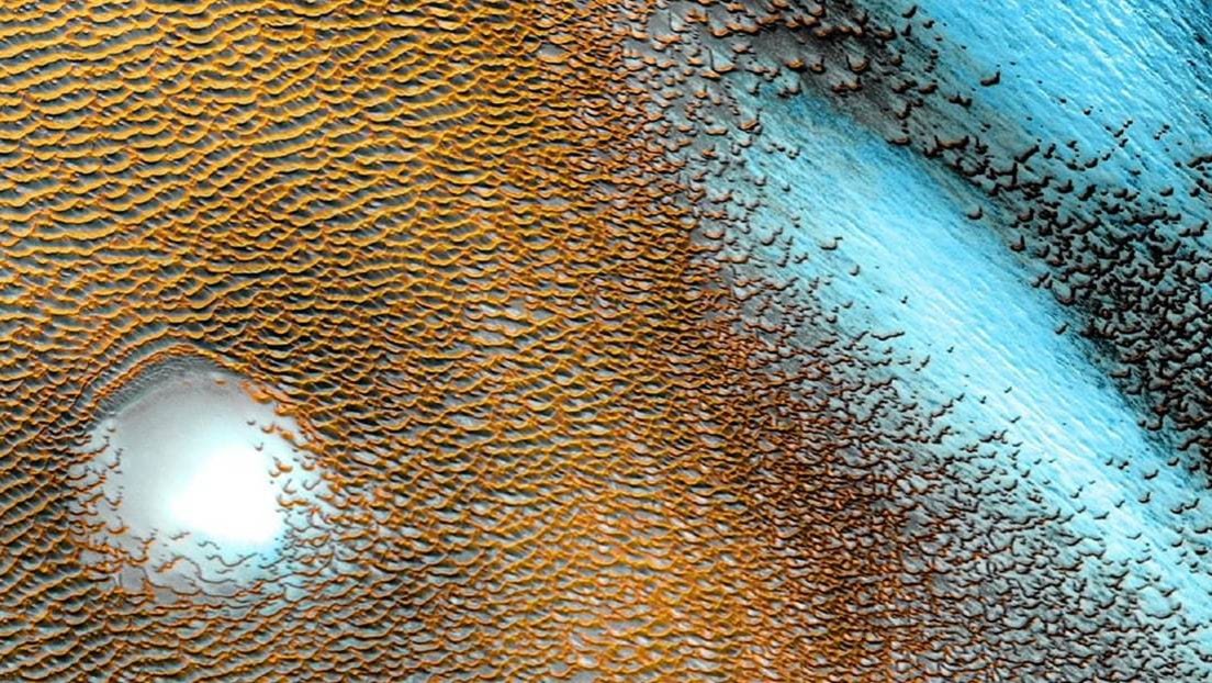 FOTO: La NASA capta un panorama surrealista de dunas azules en el planeta rojo