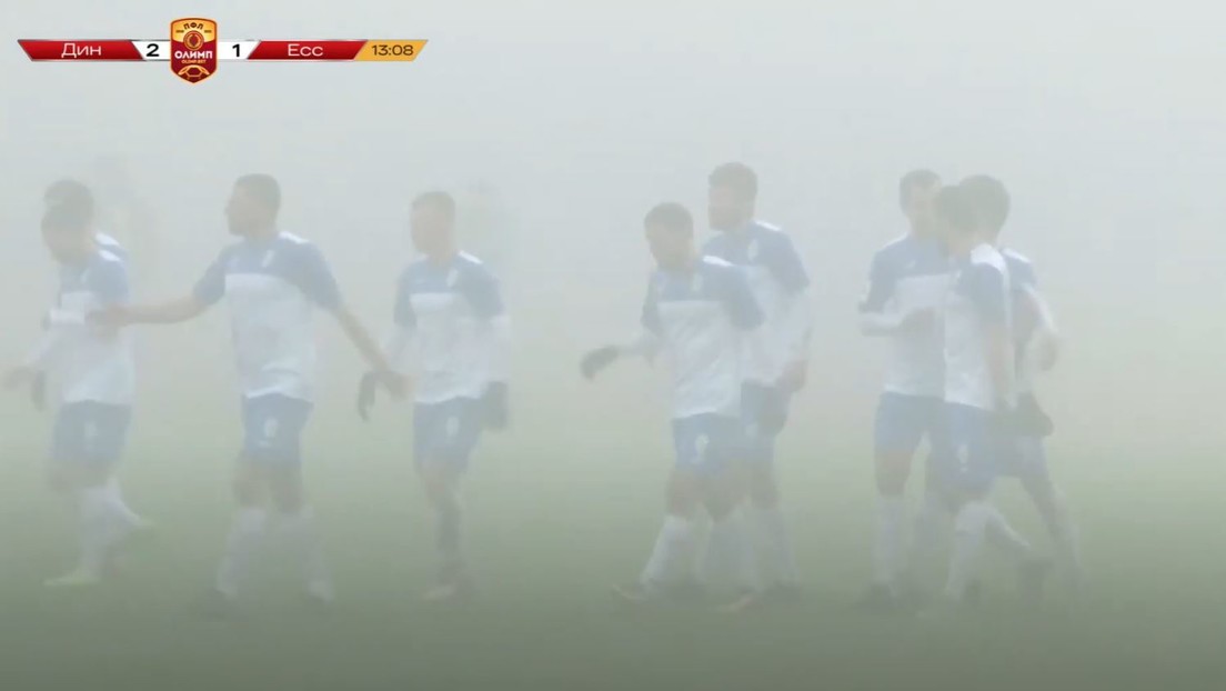VIDEO: Juegan un partido de fútbol en Rusia pese a que la niebla impide ver y los comentaristas deben guiarse por los gritos de los jugadores