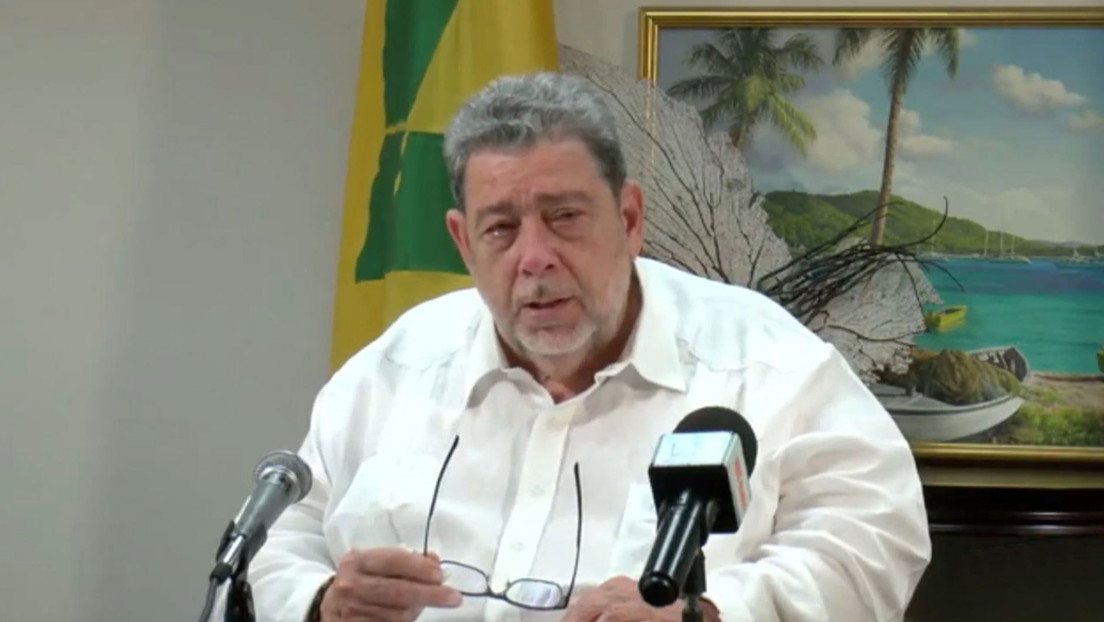 Primer ministro de San Vicente y las Granadinas anuncia entre lágrimas que solo los vacunados podrán evacuarse tras la erupción del volcán