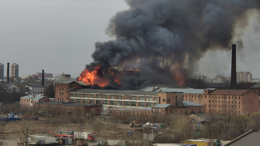 Al menos un muerto en un incendio en una fábrica de San Petersburgo fundada en 1841 (VIDEOS)