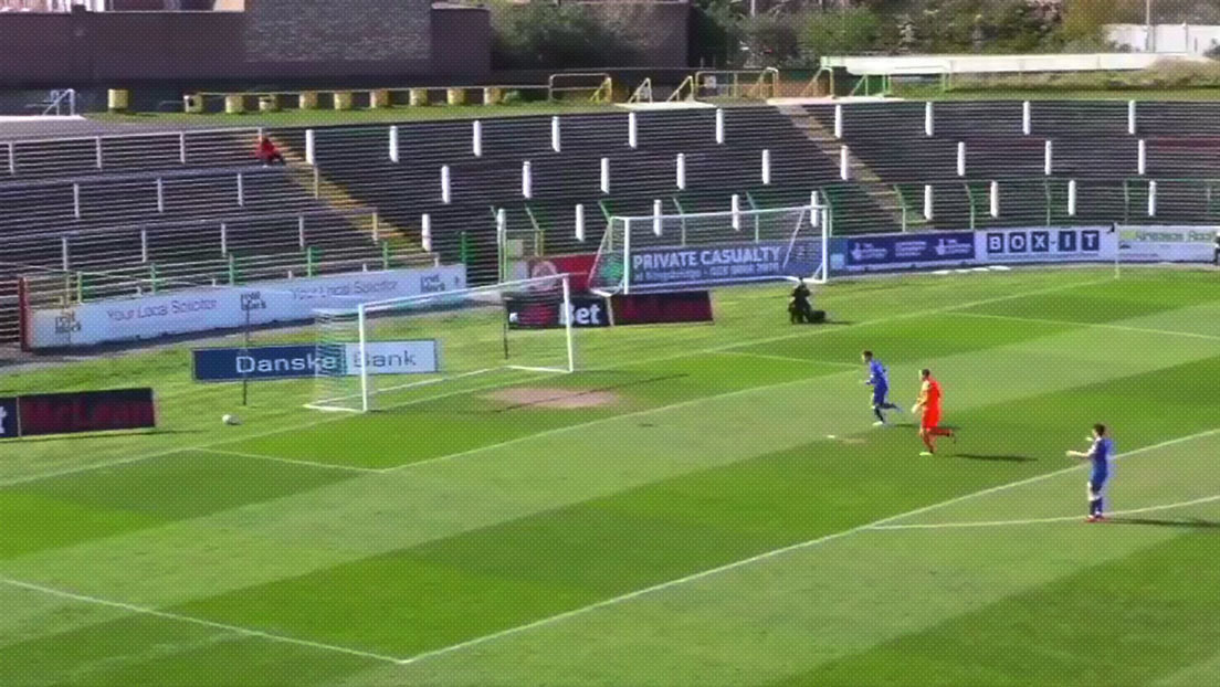 VIDEO: Futbolista del Glentoran anota un gol espectacular con la cabeza a 36 metros del arco