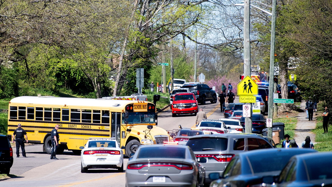 Un tiroteo en una escuela secundaria en Tennessee deja al menos un muerto y un policía herido