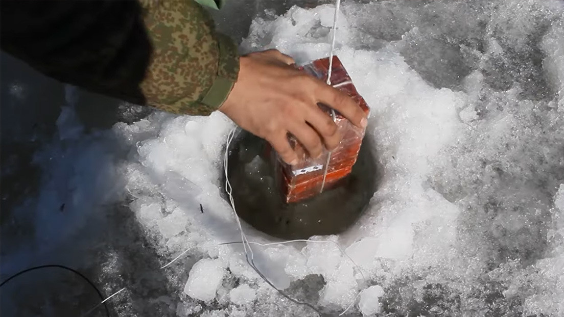 VIDEO: Militares rusos provocan explosiones en el hielo de los ríos para prevenir inundaciones
