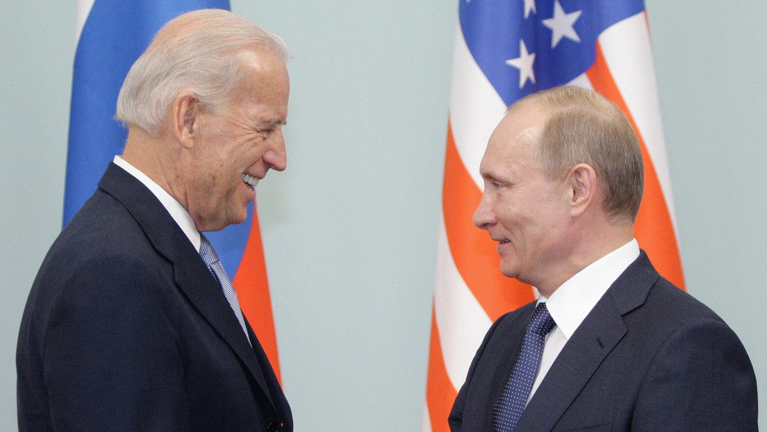 Biden mantiene una conversación telefónica con Putin y propone celebrar una reunión en un tercer país