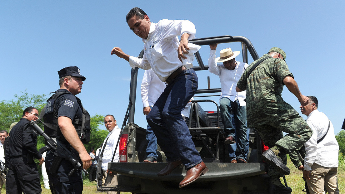 VIDEO: El gobernador de Michoacán, Silvano Aureoles, baja de una camioneta militar para empujar a un manifestante y desata la indignación en redes