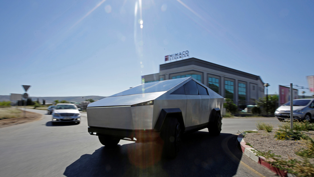 Elon Musk llega en el Tesla Cybertruck a la fábrica donde se producirá el vehículo en masa