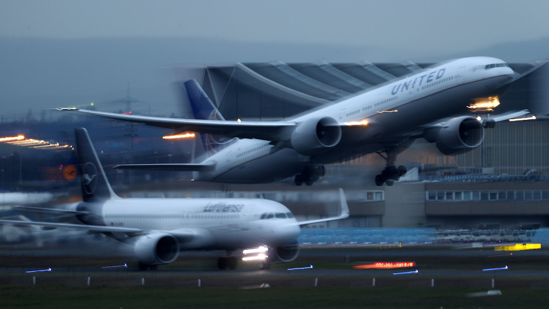 'Rápidos y furiosos' en el aire: dos aviones de pasajeros a punto de aterrizar protagonizan una 'carrera' (VIDEOS)