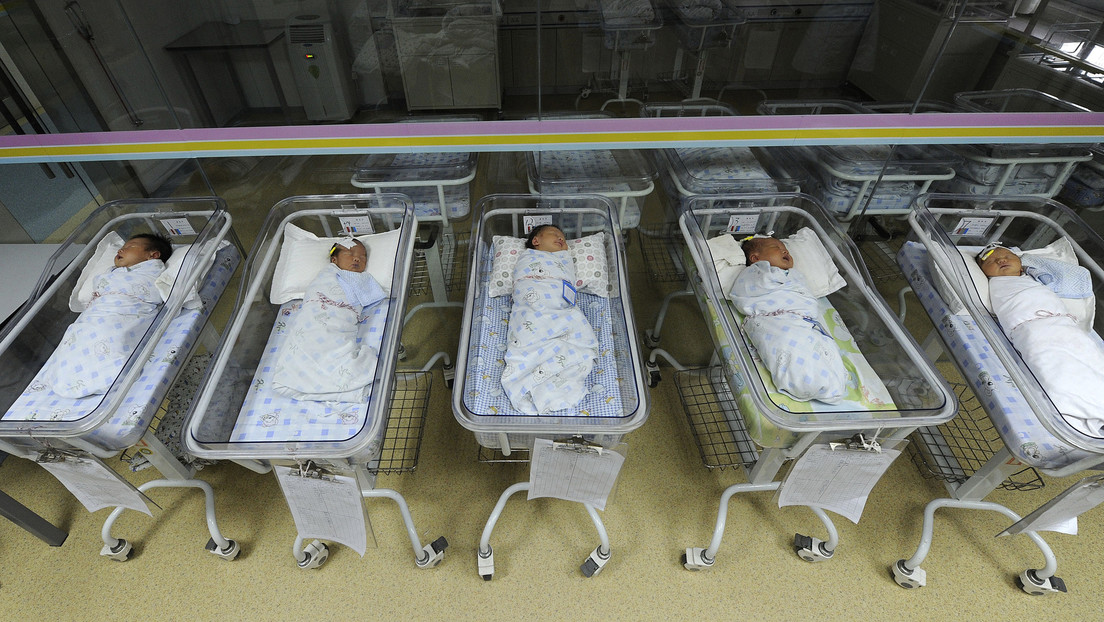 El Banco Central de China recomienda eliminar el control de la natalidad para no perder la ventaja económica sobre EE.UU.