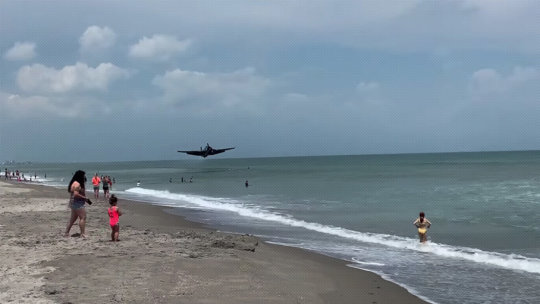 VIDEOS: Un avión de la Segunda Guerra Mundial aterriza en una playa repleta de turistas en Florida